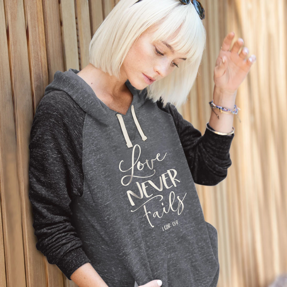 Love Never Fails– grace & truth ® Girlie-Shirt